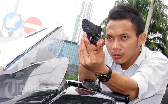 Norman Kamaru Heran Ada Sapi Masuk ke Bandara