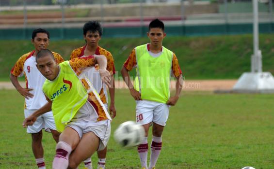 Pemain belakang SFC, Nova Arianto melakukan tendangan ke arah gawang saat latihan di Stadion Garuda KM 9 Palembang, Selasa (20/12/2011). 