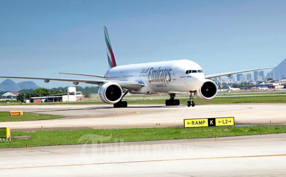 Emirates Incar Penumpang Anak-anak