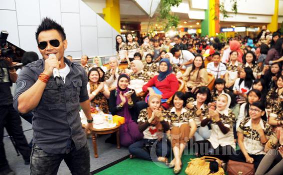 Manggung di Batam, Judika Cipika-cipiki sama Penggemar