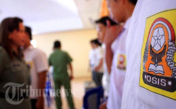 Asyik Merokok, Dua Siswa Terjaring Razia