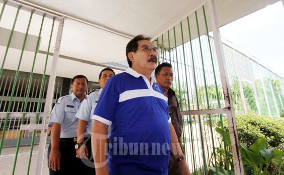 Mantan Ketua KPK, Antasari Azhar, bersiap untuk memberikan keterangan pers di Lembaga Pemasyarakatan Kelas 1, Tanggerang, Banten, Senin (5/3/2012), soal rencana kehadiran dirinya dalam acara pernikahan putrinya. Dalam keterangannya, Antasari menegaskan bahwa dia akan hadir dalam akad nikah dan prosesi adat pengantin, namun tidak akan menghadiri resepsi pernikahannya. (TRIBUNNEWS/DANY PERMANA)