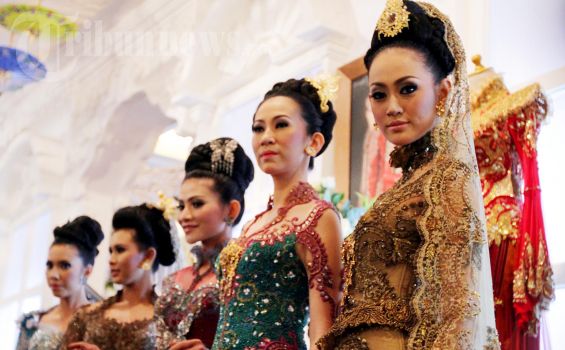 Kebaya Itu Membuat Pengantin Terlihat Seksi