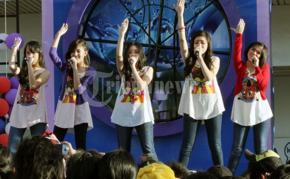 Personel Girlband BLINK Beri Dukungan Moril pada Eza Gionino