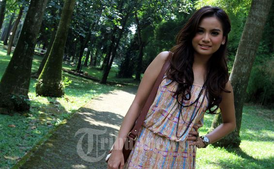 Gaya Feminin Acha Septriasa dalam Balutan Maxi Dress