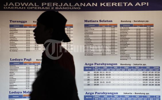 H-1, Antrean Pemudik Beli Tiket Mengular di Stasiun Bandung