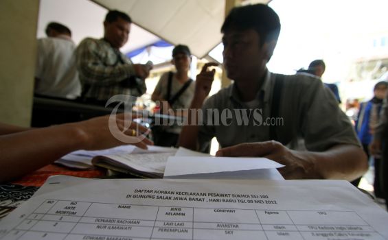 Agung Laksono Pimpin Upacara Penyerahan Jenazah