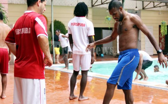 Persipura Latihan Keras Asah Taktik dan Fisik Jelang ISL 2015