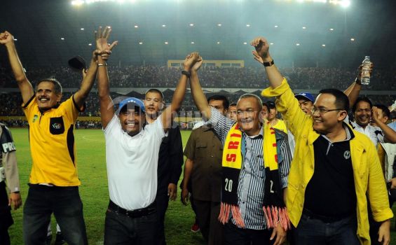 Pelatih SFC Kas Hartadi (kedua dari kiri), Gubernur Sumsel H Alex Noerdin (kedua dari kanan)