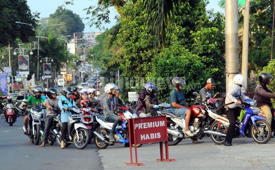 Ketiadaan BBM, Nelayan Pikul Jeriken ke DPRD Kupang