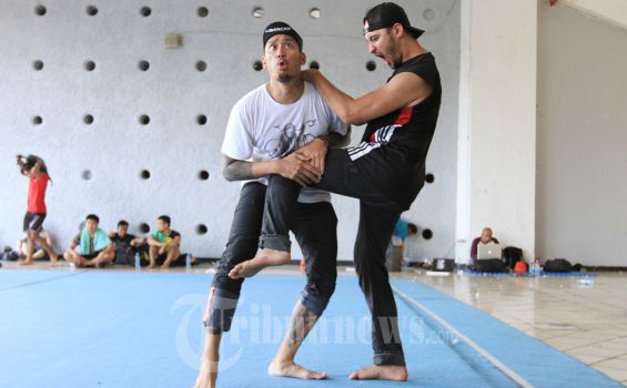 Perankan Gatota Kaca, Tora Sudiro Kesulitan Duduk Bersila