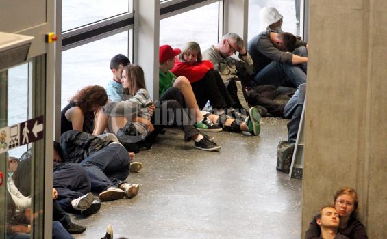 Susah Cari Penginapan Terpaksa Tidur di Stasiun Kereta