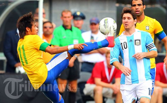 Pele Tetap Anggap Neymar Lebih Baik dari Messi