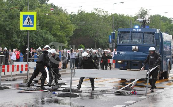 Mencekamnya Warsawa Saat Rusuh Suporter Polandia dan Rusia