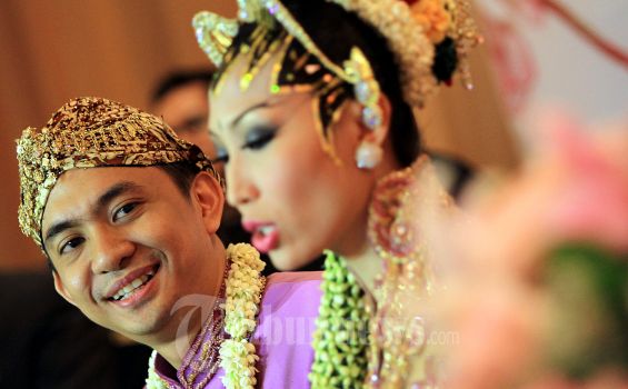 Bulan Madu, Ayu Dewi Ingin Suami Selalu di Sampingnya