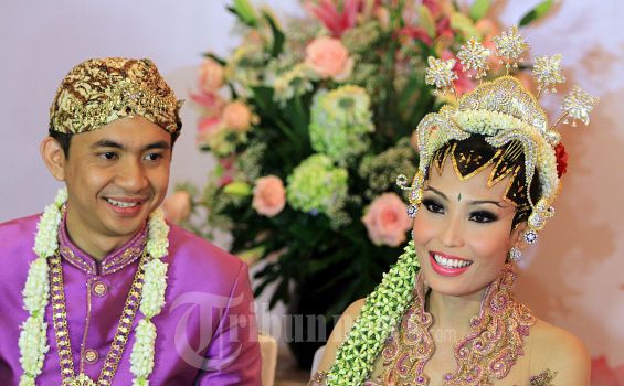 Melahirkan, Ayu Dewi Terus Berzikir, Suaminya Tenang