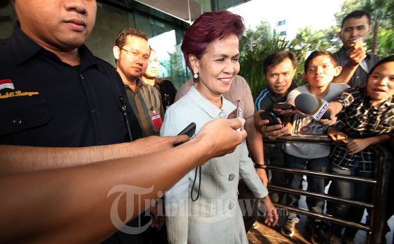 Tampil Modis dengan Baju Tahanan,Miranda Siap Jalani Sidang