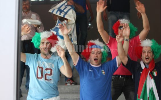 Saat Fans Inggris dan Italia Geregetan Gigit Jari