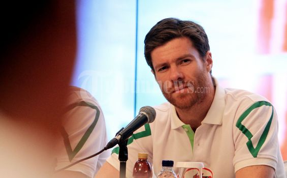 Xabi Bagi Bola untuk Anak-anak SSB