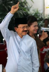 Istri Foke Borong Batik Pasar Klewer