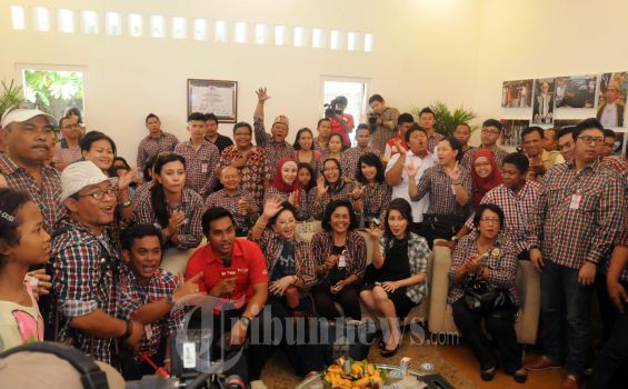 Pendukung Jokowi Ziarah ke Makam Pahlawan