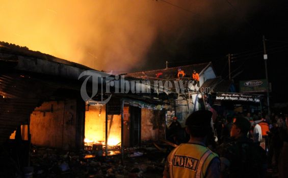 Bak Air Damkar Bocor, Pemadaman Pasar Bandongan Lambat