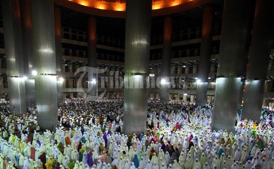 Jemaah Tarawih Terganggu Pemadaman Listrik
