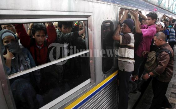 Ratusan Penumpang KA Ngluruk ke Daop 8