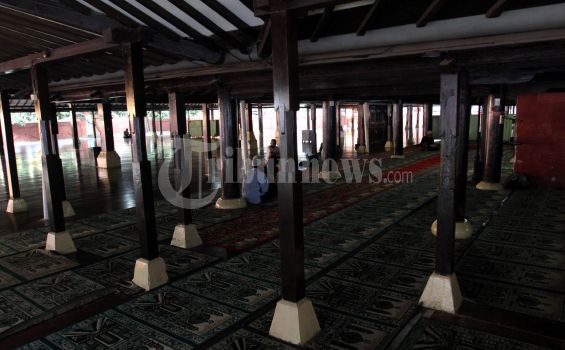 300 Turis Inggris Konvoi Naik Becak ke Keraton Kasepuhan Cirebon