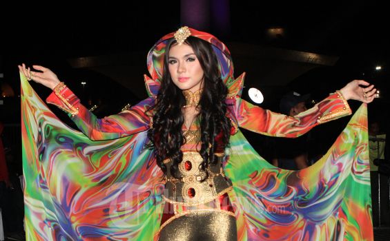 Tanpa Jilbab, Vicky Shu Berbusana ala Jafar Aladin