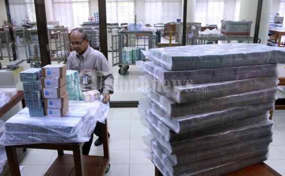 Kamis Sore Rupiah Ditutup Melemah Terhadap Dolar AS, Turun ke Level Rp14.836