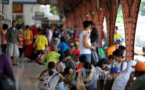 Balada Porter Stasiun: Hari Mudik Untung Hari Biasa Buntung
