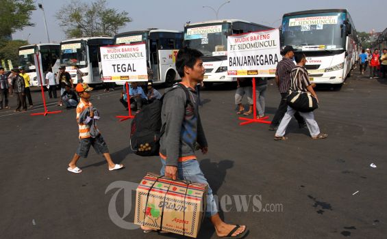 PD Gelar Mudik Bareng, Nachrowi Ramli Bagi-bagi Sarung