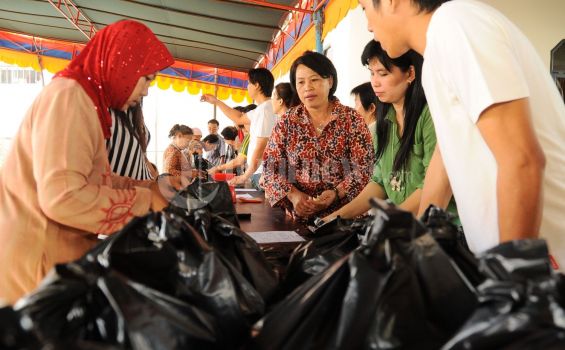 Pelindo III Bagikan Sembako di Teluk Lamong