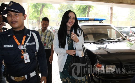 Empat Koper Siap Bawa Barang Angie Tinggalkan Rutan KPK