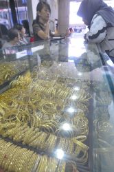 Harga Melambung Banyak Konsumen Jual Emas