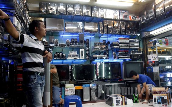 Rupiah Anjlok, Pedagang Elektronik Pusing, Omzet Turun 50 Persen