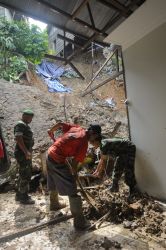 Hujan Deras Sebabkan Longoran di Jl Manunggal Bhakti