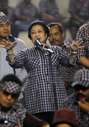 Taufik Kiemas dan Megawati Tak Pakai Kotak-kotak Ala Jokowi