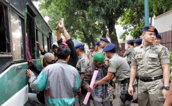 Penumpang Bus Dirazia, Cari Teroris