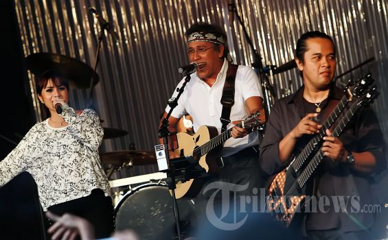 Minggu Pagi Iwan Fals Tampil di Stadion Tambaksari