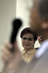 Miranda Tersenyum Dituntut Empat Tahun