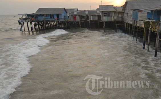 Awas! Ombak Pantai Puger Mengganas