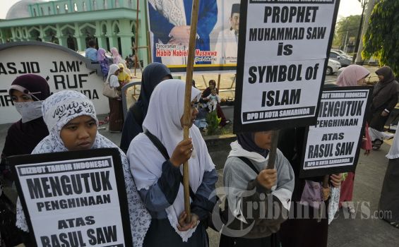 Massa Lempari Gedung Kedubes Amerika