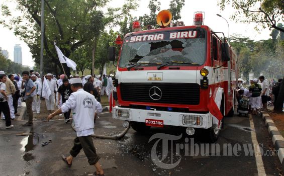Kaca Mobil Dinas Kapolda juga Pecah