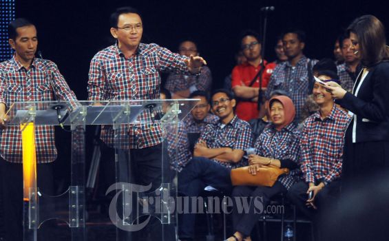 Jokowi Sungkeman Pada Ibunya Sebelum ke Jakarta