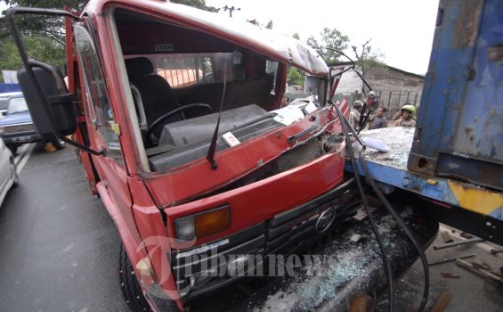 BREAKING NEWS: Truk Tabrak Median Jalan, Dua Roda Depan Copot