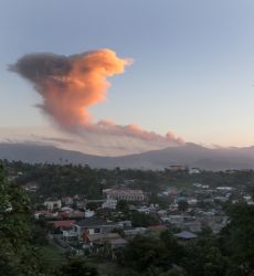 Semburan Abu Vulkanik Gunung Lokon Setinggi 1.200 Meter