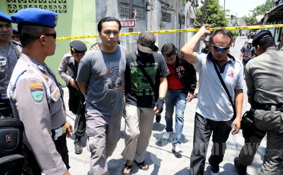 Terduga Teroris Simpan Bahan Bom di WC dan Kandang Ayam