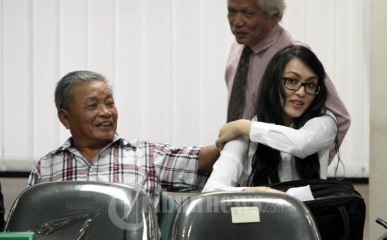 Angelina Didampingi Ayahnya Sebelum Sidang